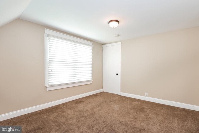 Building Photo - 227 Delview Ln