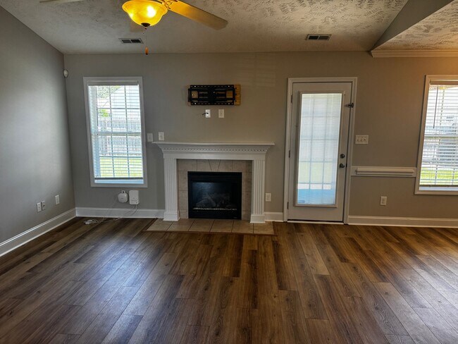 Building Photo - 3 Bedroom 2 Bath with Bonus in Hope Mills