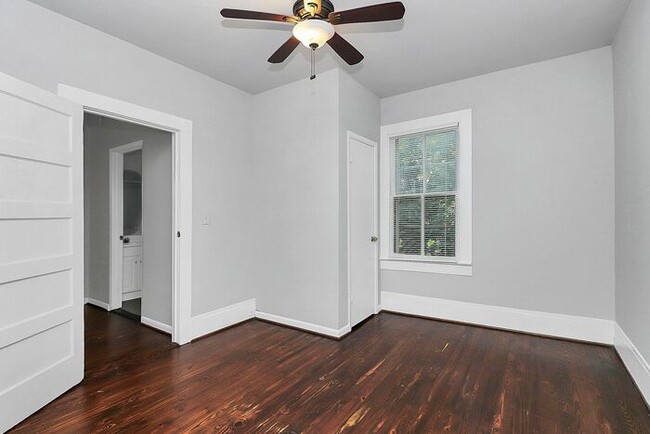 Building Photo - Charming 2nd Floor 2BD/1BA Unit on Pecan Ave!