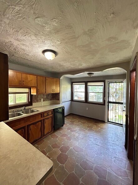 Building Photo - 1058 E 147th St