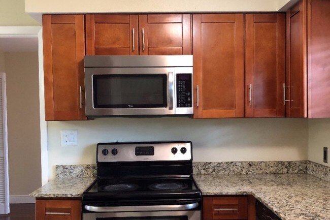 Building Photo - 812 W Lakewood Rd