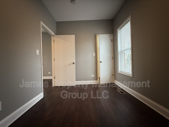 Building Photo - 1232 N Hamlin Ave