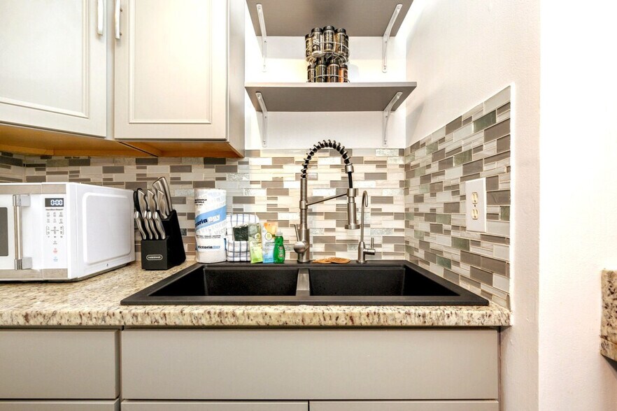 Building Photo - 4000 Gulf Terrace Dr