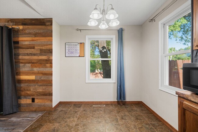 Building Photo - Charming 3-Bedroom Home with Spacious Layo...