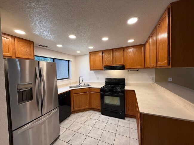 Building Photo - 2-bedroom condo near shopping, restaurants...