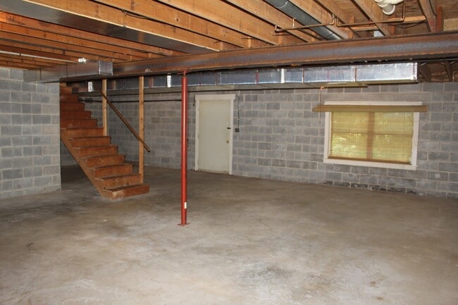 Building Photo - Quaint Single Family Rancher