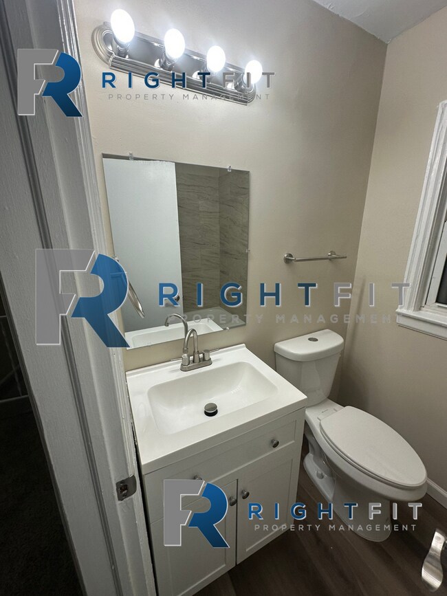 Building Photo - Charming House in Dayton