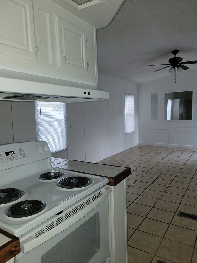 Building Photo - Ready to Move in!