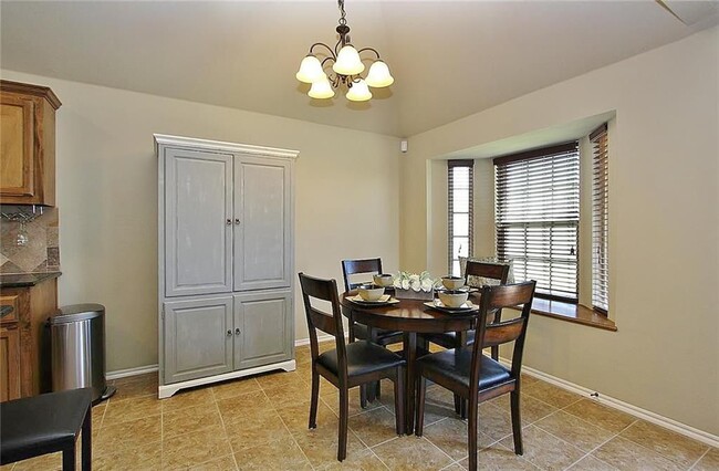 Building Photo - Gorgeous Home in Heritage Oaks with All Ap...