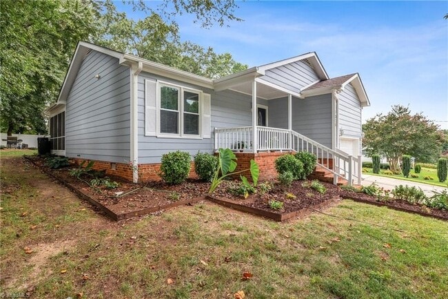 Building Photo - 1326 Cushing St