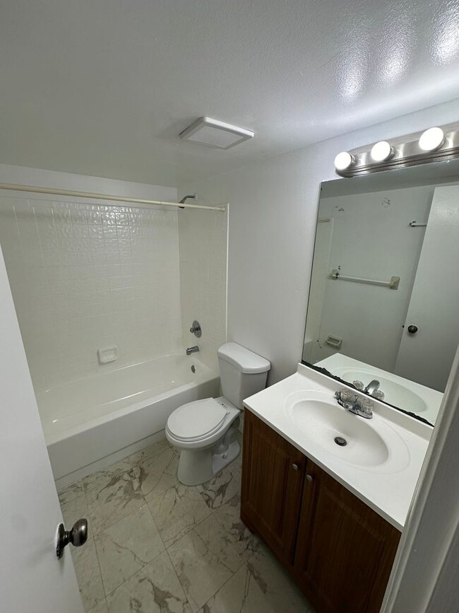 Building Photo - Beautiful 2/2 Unit at Lakewood Village at Coral Springs