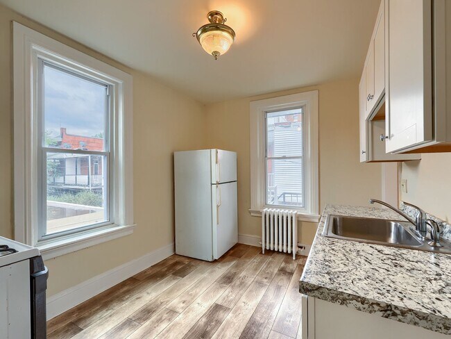 Building Photo - 211 Verbeke St