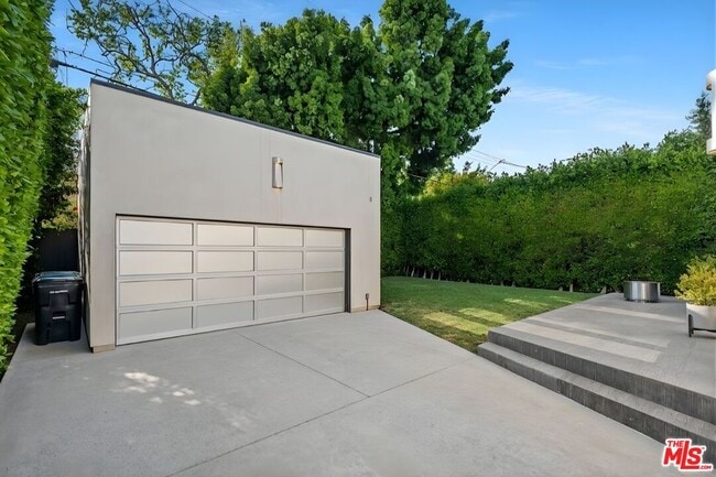 Building Photo - 429 N Lucerne Blvd