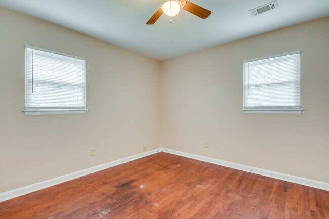Building Photo - 2208 Bungalow Rd