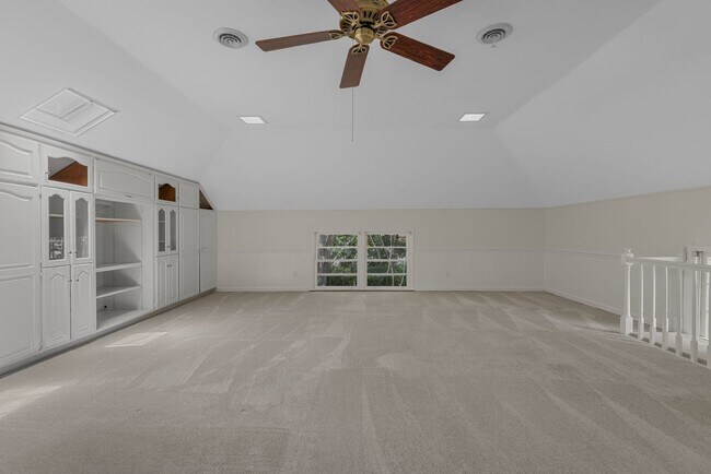 Building Photo - AVAILABLE NOW-- 4-Bed/5-Bath in the heart ...