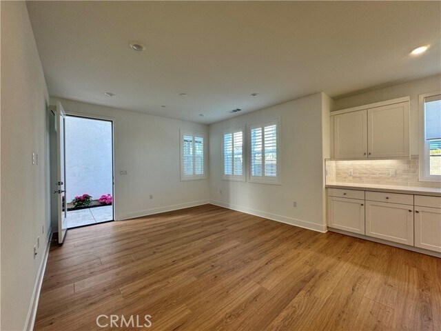 Building Photo - 450 Lobata