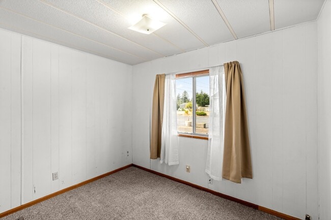 Building Photo - 110 W Veterans Ave