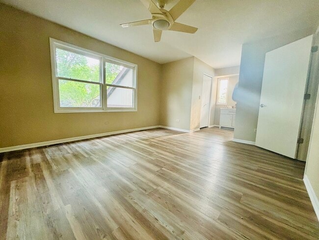 Building Photo - 325 Shadow Bend Dr