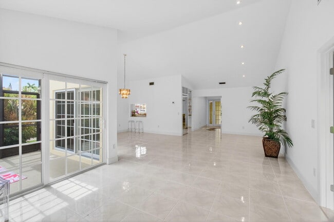 Building Photo - 6105 Via Laguna Ln