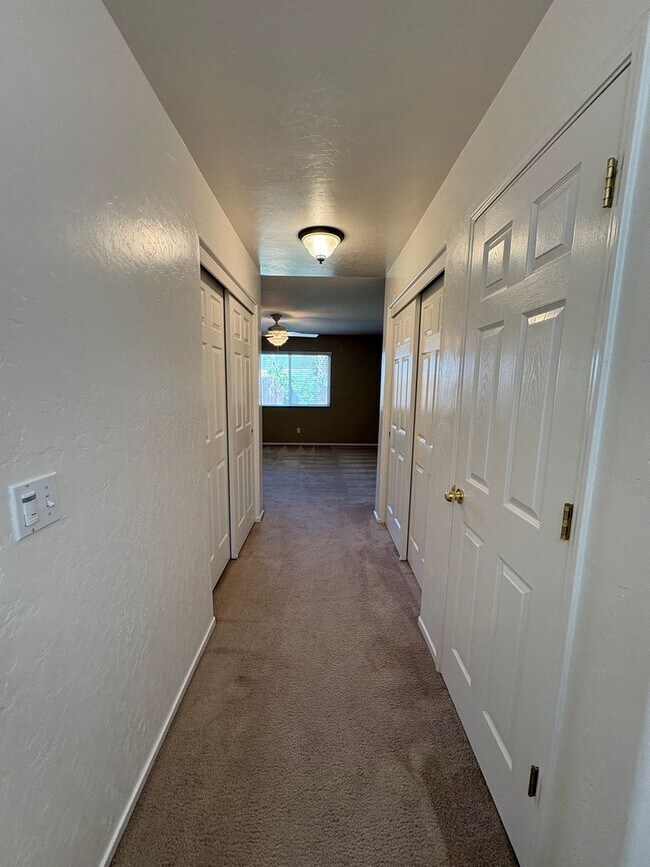 Building Photo - Lovely NW Visalia Home Near Shopping Centers Available Now!