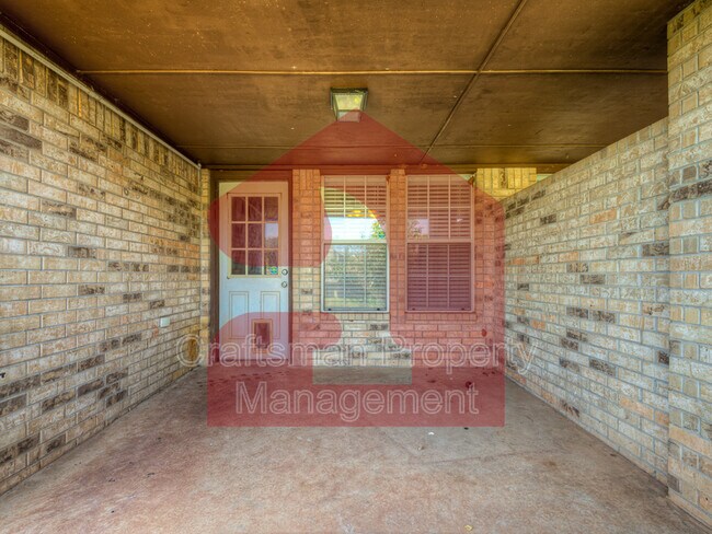 Building Photo - 2707 Silvertree Dr