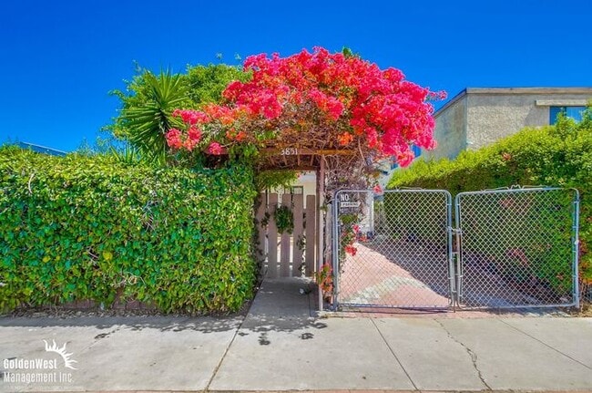 Primary Photo - Beautifully Renovated 1Bdm 1Ba Apartment i...