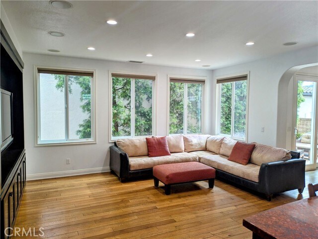 Building Photo - 23 Golf Dr
