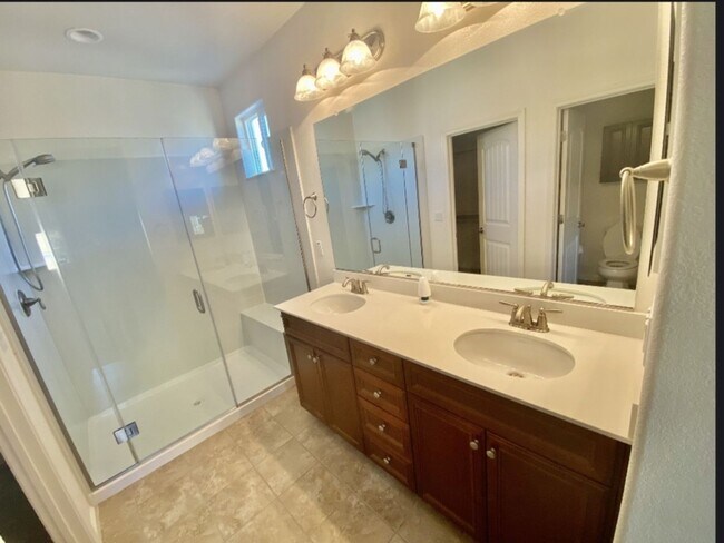 Building Photo - Beautiful and Sunny Home in Roseville Awaits!