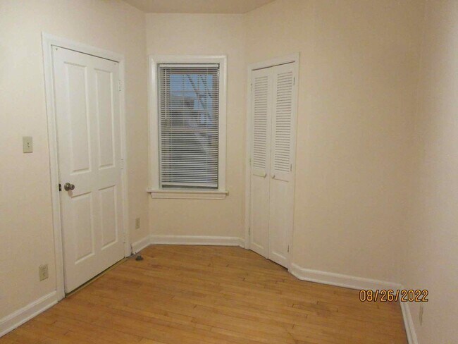 Building Photo - Available September 2026 Large Remodeled 1 Bedroom Apartment with Free Heat!