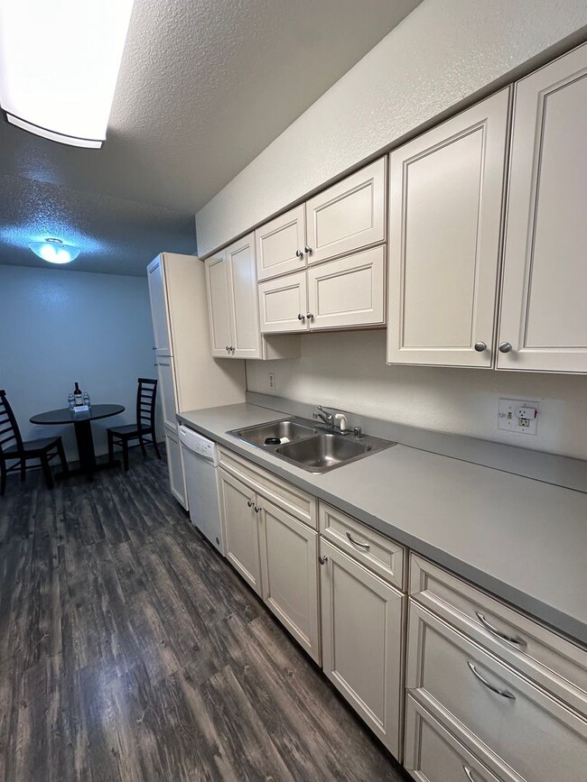 Building Photo - Bottom floor unit close to airport