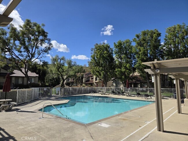 Building Photo - 9 Rock Cliff Pl