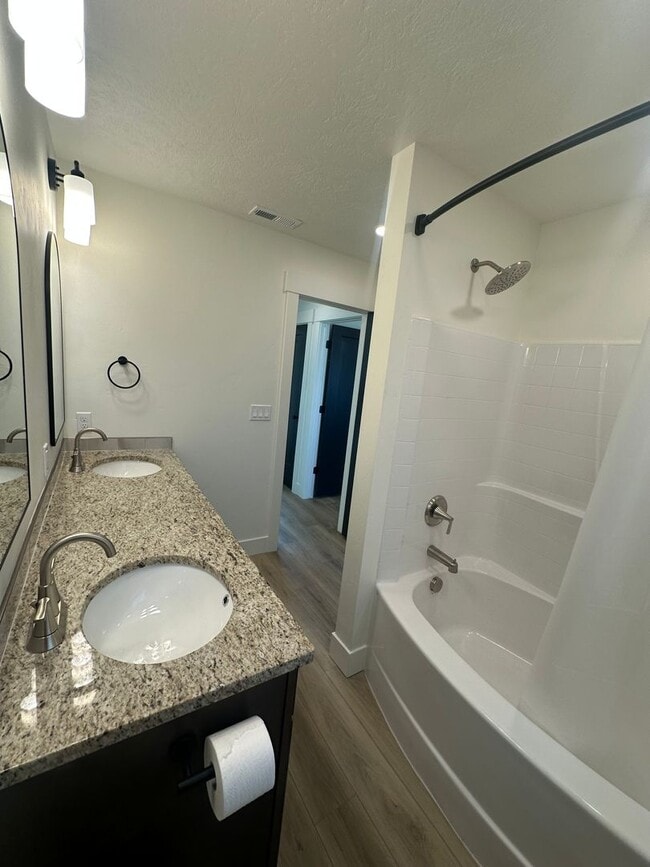 Building Photo - 2 bed, 1 Bath, 1 Car Garage, - Modern Insi...