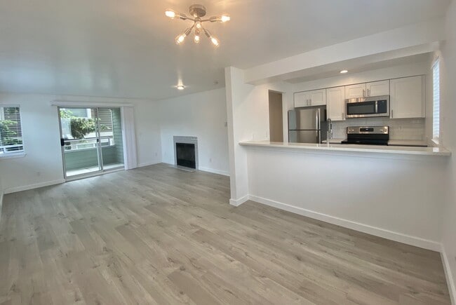 Building Photo - Alki 7