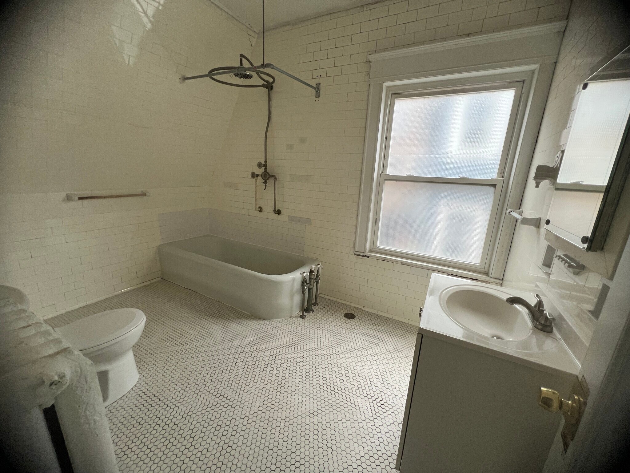 Building Photo - 148 Strathmore Rd