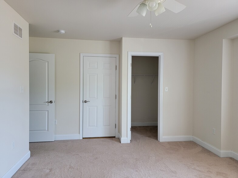 Building Photo - 126 Redstone Dr