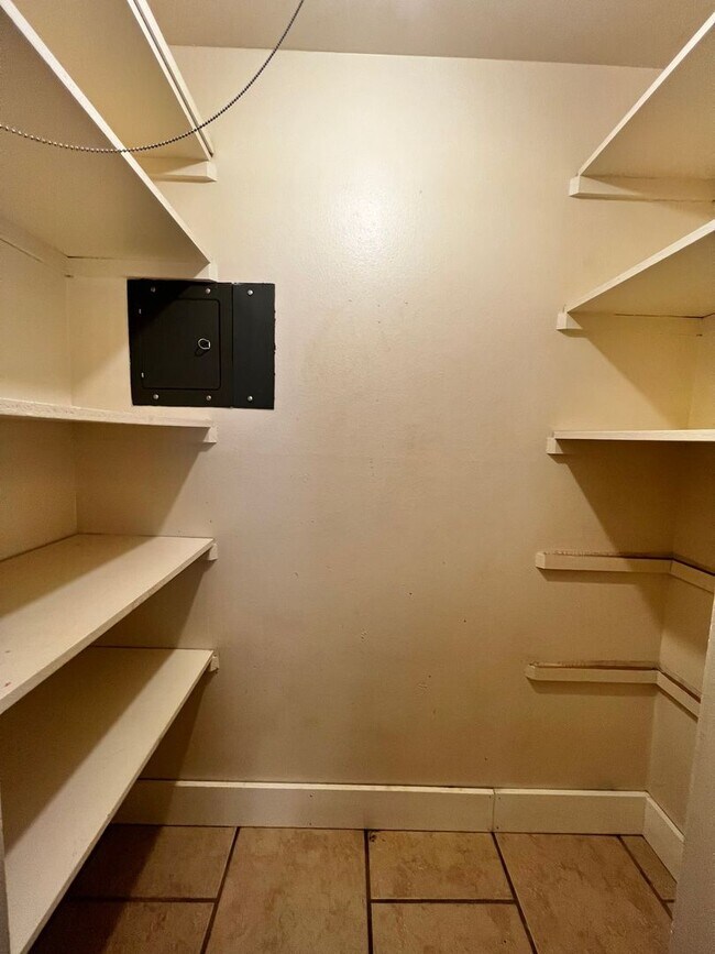 Building Photo - Robertson1001 (KC-JF-NB)