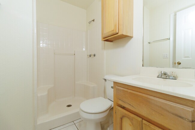 Building Photo - 1105 Lexington Cir