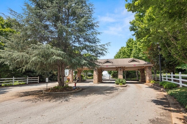 Building Photo - 14 Rose Creek Rd