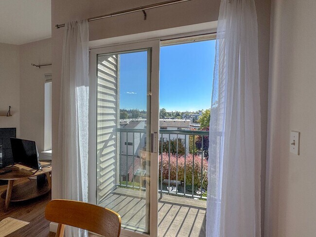 Building Photo - Top Floor Northgate 2 bed/2 bath Condo, $2...