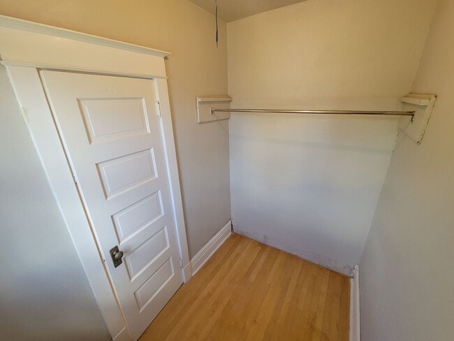 Building Photo - AVAILABLE JUNE 1st - 5 Bed 1.5 Bath Located In East Hillside