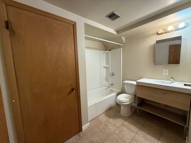 Building Photo - Charming 4-Bedroom Ranch Near Downtown Littleton!!