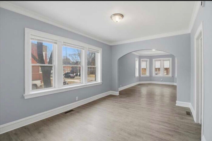 Building Photo - 7700 S St Lawrence Ave
