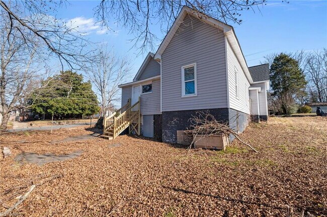 Building Photo - "Charming 4-Bedroom Home in the Heart of Winston-Salem-Pets Welcome Housing Vouchers Accepted!
