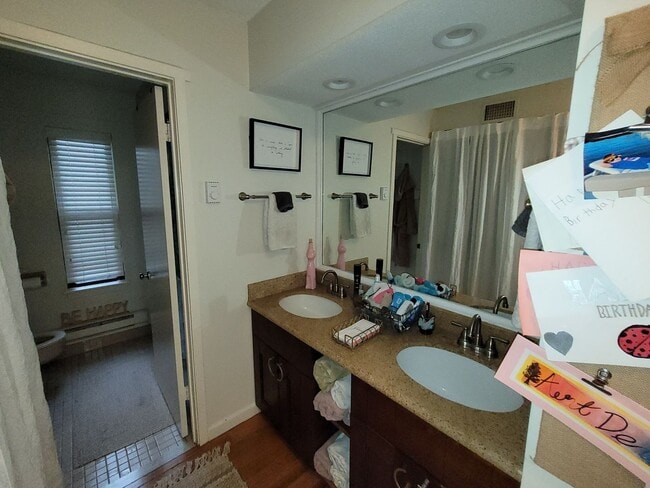 Building Photo - Lovely End Unit Located in Highly Sought A...