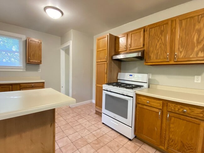 Building Photo - 2 Bed Home With A Den Michigan City