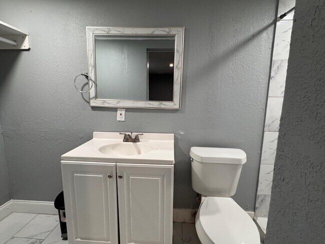 Building Photo - 802 E Emma St