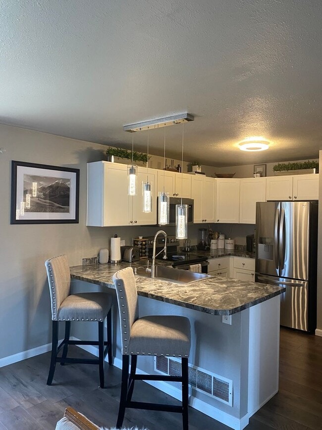 Building Photo - Fully Furnished 1 Bed 1 Bath Unit Available NOW!