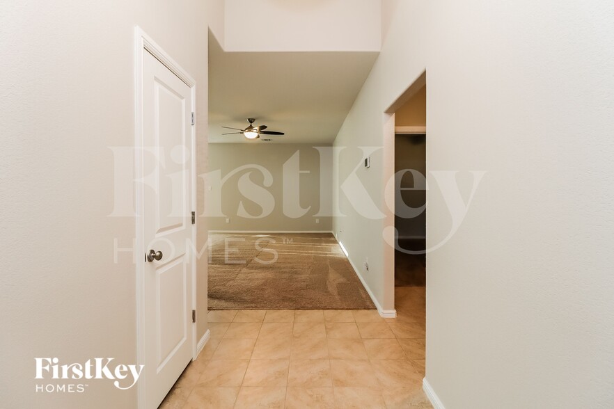 Building Photo - 525 Foxhunter St