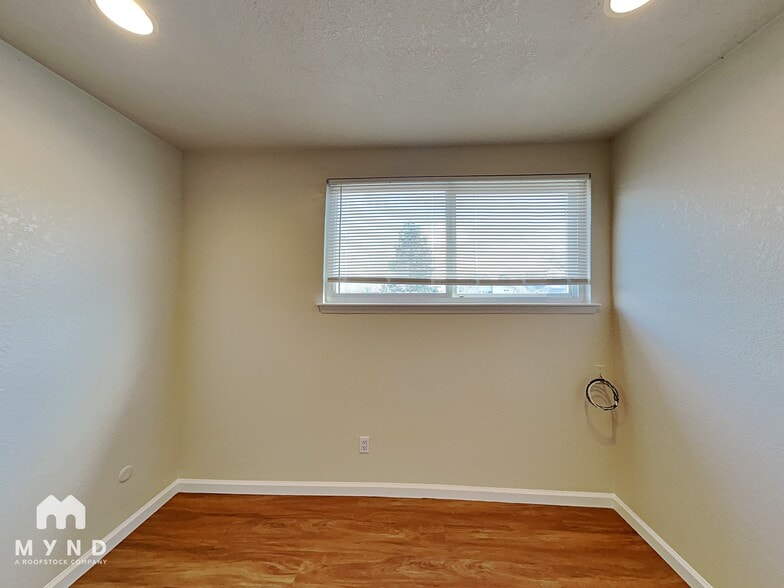 Building Photo - 875 Glen Vista Dr