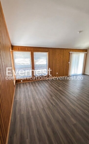 Building Photo - 422 Country Downs Dr